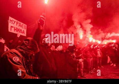 2 février 2022, Kiev, Kiev, Ukraine : des nacionalistes ukrainiens avec des fusées éclairantes et une bannière contre Mouraïev, un politicien pro-russe en Ukraine, dans une manifestation contre la propagande russe de la chaîne de télévision NASH dans son siège de Kiev. Les manifestants réclament la fermeture de la chaîne de télévision les accusant de propagande russe au milieu des atensions entre la Russie et l'Ukraine en raison de l'accumulation de troupes russes à la frontière des deux pays. (Crédit image : © Celestino Arce Lavin/ZUMA Press Wire) Banque D'Images