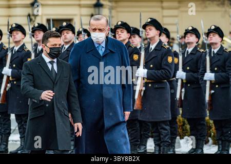 3 février 2022, Kiev, Kiev, Ukraine : le président de la Turquie, Recep Tayyip Erdogan, à droite, avec le président de l'Ukraine, Volodymyr Zelensky, à gauche, visite Kiev pour signer des traités de coopération entre les deux pays. (Crédit image : © Celestino Arce Lavin/ZUMA Press Wire) Banque D'Images