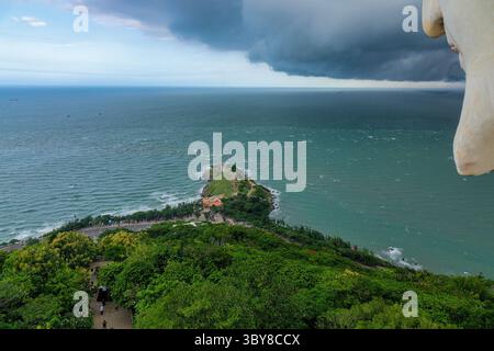 Tempête dans la mer de Vung Tau. Vue de la statue de Jésus sur la montagne Tao Phung, Vung Tau, Vietnam Banque D'Images