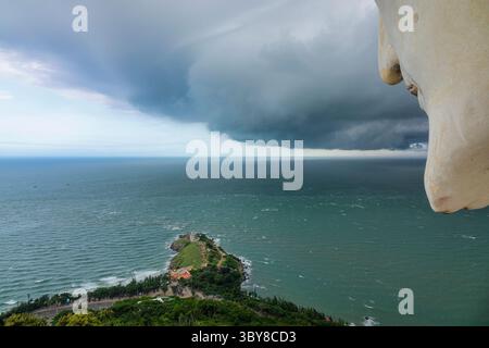 Tempête dans la mer de Vung Tau. Vue de la statue de Jésus sur la montagne Tao Phung, Vung Tau, Vietnam Banque D'Images
