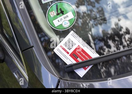 Ticket de stationnement sur une voiture, mal garée, parking résident, sans ticket de stationnement, autorisation de stationnement, notification du bureau de l'ordre public, off Banque D'Images