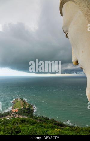 Tempête dans la mer de Vung Tau. Vue de la statue de Jésus sur la montagne Tao Phung, Vung Tau, Vietnam Banque D'Images