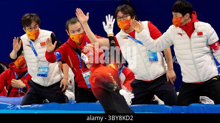5 février 2022, Pékin, Hebei, Chine : Capital Indoor Stadium : vitesse sur piste courte skatingâ€”Chinaâ€™s Dajing WU célèbre la victoire à l'arrivée de la finale du relais par équipes mixtes Un samedi soir à Pékin par des membres de l'équipe de soutien de haut niveau alors qu'il patine après l'arrivée. Wu et l'équipe de Chine ont triomphé en remportant la médaille d'or. (Crédit image : © Daniel A. Anderson/ZUMA Press Wire) Banque D'Images