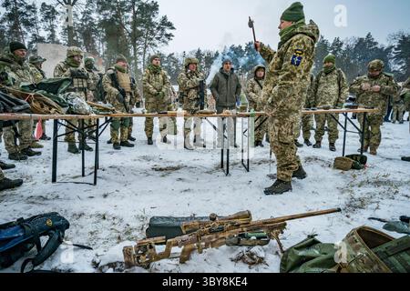 5 février 2022, Kiev, Kiev, Ukraine : L'entraîneur de l'armée de la 112ème Brigade de défense territoriale de Kiev tient une grenade désactivée avec un bâton pendant les leçons d'un exercice militaire pour les civils dans la périphérie de la ville. Le ministère de la Défense a créé des brigades de défense dans les principales villes à cause de la forte tension avec l'accumulation de troupes russes à sa frontière et le risque d'invasion par la Russie. (Crédit image : © Celestino Arce Lavin/ZUMA Press Wire) Banque D'Images