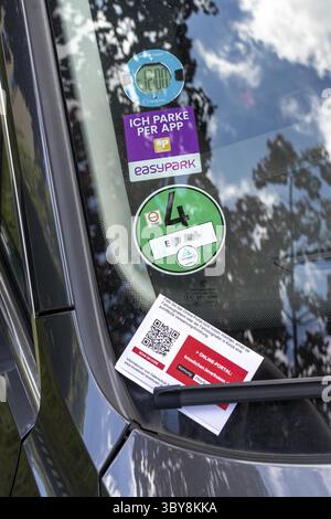 Ticket de stationnement sur une voiture, mal garée, parking résident, sans ticket de stationnement, autorisation de stationnement, notification du bureau de l'ordre public, off Banque D'Images