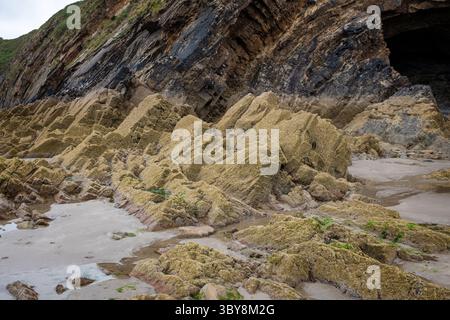 Piscines rocheuses et grottes à Little Haven dans le Pembrokeshire West Wales UK Banque D'Images