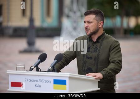 23 août 2022, Kiev, Kiev, Ukraine : le président de la République de Pologne ANDRZEJ Duda (l) et le président de l'Ukraine VOLODYMYR ZELENSKYY assistent à une réunion de presse conjointe sur cette photo fournie par le bureau de presse présidentiel ukrainien. Zelensky a juré que les forces de Kiev reprendront la Crimée occupée par la Russie, alors que le leader cherche à obtenir un soutien international pour la restauration complète des frontières du pays d'avant 2014 et l'annulation de tous les acquis russes. (Crédit image : © Ukraine President/ZUMA Press Wire) Banque D'Images