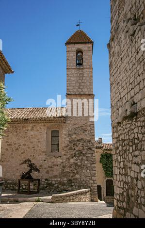 Vue sur l'allée et l'église avec clocher en pierre à Saint-Paul-de-Vence, un joli hameau médiéval bien conservé près de Nice. Situé dans Alpes-maritime Banque D'Images