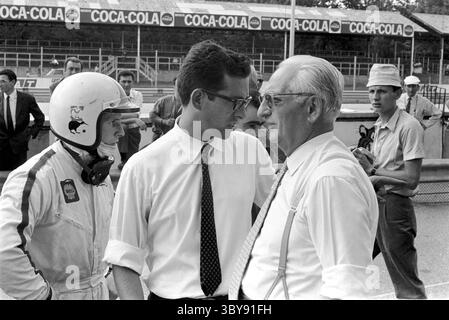 10 septembre 1967 - Monza, Italie - (de gauche à droite) CHRIS AMON (NZL) Ferrari 312 ; MAURO FORGHIERI - ingénieur en chef chez Ferrari et fondateur et propriétaire de Ferrari ENZO FERRARI au Grand Prix d'Italie, Monza 10 septembre 1967. (Crédit image : © Sutton Motorsports/ZUMA Press Wire) Banque D'Images
