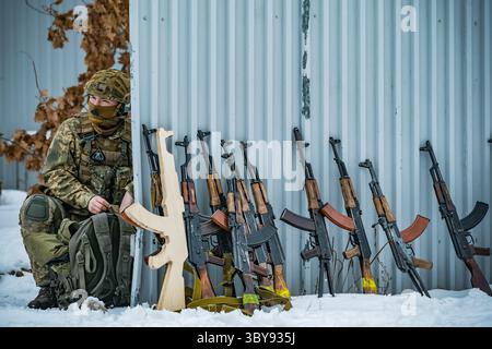 6 février 2022, Kiev, Ukraine : un membre du bataillon Azov prépare son équipement avant d'enseigner aux volontaires pour les Brigades de défense territoriale de Kiev lors d'un exercice militaire dans la périphérie de la ville. Après l'accumulation massive de l'armée russe à la frontière avec l'Ukraine, et le risque d'une invasion, les principales villes de l'Ukraine ont créé des brigades civiles de défense avec une formation militaire. (Crédit image : © Celestino Arce Lavin/ZUMA Press Wire) Banque D'Images