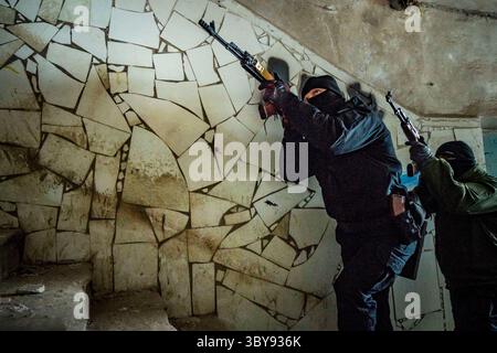 6 février 2022, Kiev, Kiev, Ukraine : des volontaires civils pour la Brigade de défense territoriale de Kiev, effectuent un exercice militaire à l'intérieur d'un bâtiment. Après l'accumulation massive de l'armée russe à la frontière avec l'Ukraine, et le risque d'une invasion, les principales villes de l'Ukraine ont créé des brigades civiles de défense avec une formation militaire. (Crédit image : © Celestino Arce Lavin/ZUMA Press Wire) Banque D'Images