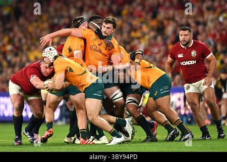 Brisbane, Australie. 19 juillet 2025.Jeremy Williams (C) de l'Australie est attaqué lors du premier match de la série entre les Wallabies d'Australie et les Lions britanniques et irlandais au Suncorp Stadium le 19 juillet 2025 à Brisbane, Australie. (Photo de Izhar Khan) strictement pour usage éditorial. AUCUNE LICENCE POUR LES IMPRESSIONS GRAND PUBLIC. Crédit : Izhar Ahmed Khan/Alamy Live News/Alamy Live News Banque D'Images