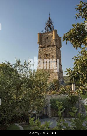 Vue de la tour de l'horloge en pierre sur le sommet de la colline avec végétation dans la ville animée et gracieuse de Draguignan. Situé dans le département du Var Banque D'Images