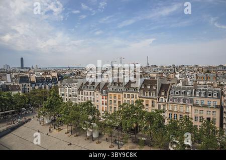 Bâtiments en place et Tour Eiffel à l'horizon vus du Centre Georges Pompidou à Paris. Connue comme la ville lumière, est l'une des plus imp Banque D'Images