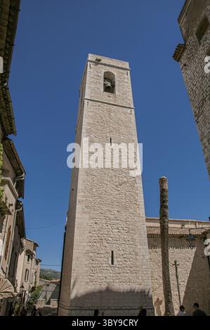 Vue sur la tour du clocher en pierre à côté de l'église de Saint-Paul-de-Vence, un joli hameau médiéval bien conservé près de Nice. Dans le département des Alpes-Maritimes, P Banque D'Images