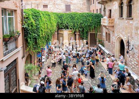 VÉRONE, ITALIE - 12 juillet 2025 : Maison de Juliette (Casa di Giulietta) à Vérone. Endroit populaire pour les touristes. Banque D'Images