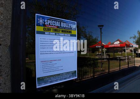 Un avertissement Clery Timely est affiché à l'extérieur du Performing Arts Building au Los Angeles Pierce College. Banque D'Images