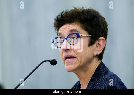 9 février 2022, Washington, District de Columbia, États-Unis : Gigi Sohn, qui est la candidate du président Joe Bidenâ™ pour siéger à la Commission fédérale des communications, témoigne devant la Commission du commerce, des sciences et des transports du Sénat, le mercredi 9 février 2022, lors de son audience de nomination au Capitole à Washington (crédit image : © Susan Walsh - Pool via CNP/CNP via ZUMA Press Wire) Banque D'Images