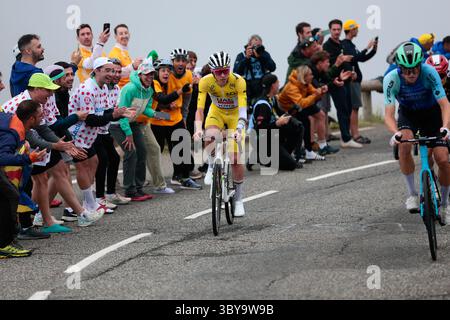 France. 19 juillet 2025. Tour de France 2025, étape 14, de Pau à Luchon - Superbagneres. Tadej Pogacar pour l'équipe UAE Emirates XRG pendant l'étape crédit : Peter Goding/Alamy Live News Banque D'Images