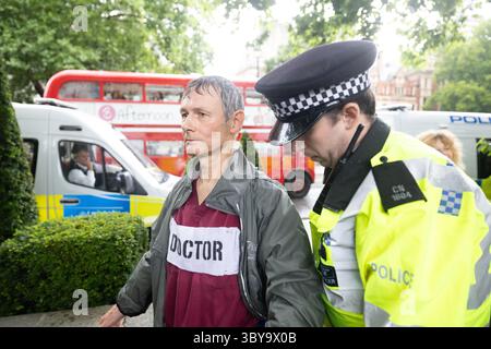 Londres, Royaume-Uni, 19 juillet 2025. Un médecin est arrêté pour avoir tenu une pancarte indiquant "je m'oppose au génocide, je soutiens l'action palestinienne" lors de la manifestation Defend Our Juries à Parliament Square, Londres, Royaume-Uni. Crédit : Richard Bayfield/ALAMY Live News Banque D'Images