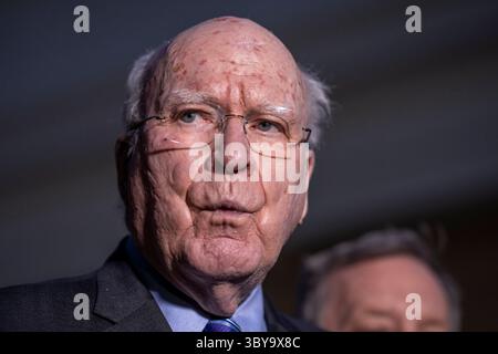 10 février 2022, Washington, District of Columbia, États-Unis : le sénateur Patrick Leahy d-VT, parle devant la Maison Blanche après que les démocrates du Comité judiciaire du Sénat ont rencontré le président américain Joe Biden et le vice-président américain Kamala Harris pour obtenir les conseils des législateurs des deux partis sur le processus de nomination à la Cour suprême dans la salle Roosevelt de la Maison Blanche à Washington, D.C. aux États-Unis, 10 février 2021 (image crédit : © Ken Cedeno - Pool via CNP/CNP via ZUMA Press Wire) Banque D'Images