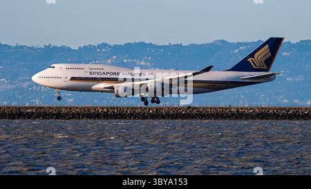 Aéroport international de San Francisco Aéroport 5-28-2006 Burlingame CA USA Singapore Ailinesr Boeing 747-400 9V-SPB arrivée à l'aéroport international de San Francisco Banque D'Images