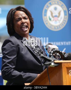 11 février 2022, USA : U.S. Rep. Val Demings parle dans un bureau de poste à Kirkman Road à Orlando, Floride, le 18 août 2020. Demings, en tant qu'ancien chef de police, pousse son expérience de l'application de la loi dans sa course pour déloger le GOP Sen. Marco Rubio. (Crédit image : © Stephen M. Dowell/Orlando Sentinel/TNS via ZUMA Press Wire) Banque D'Images