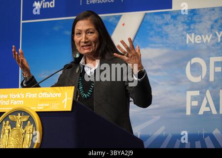 11 février 2022, Wainscott, NY, États-Unis : le secrétaire à l'intérieur DES ÉTATS-UNIS DEB HAALAND a prononcé un discours lors de l'inauguration du projet éolien de South Fork à Wainscott, NY.11 février 2022. (Crédit image : © Sonia Moskowitz Gordon/ZUMA Press Wire) Banque D'Images