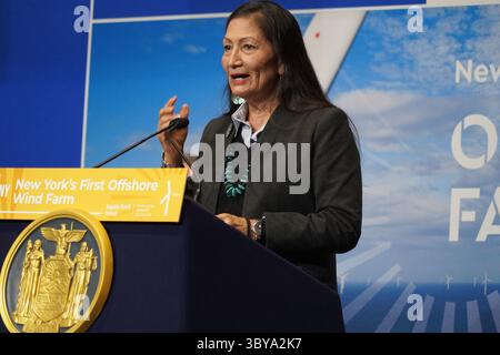 11 février 2022, Wainscott, NY, États-Unis : le secrétaire à l'intérieur DES ÉTATS-UNIS DEB HAALAND a prononcé un discours lors de l'inauguration du projet éolien de South Fork à Wainscott, NY.11 février 2022. (Crédit image : © Sonia Moskowitz Gordon/ZUMA Press Wire) Banque D'Images