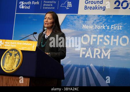 11 février 2022, Wainscott, NY, États-Unis : le secrétaire à l'intérieur DES ÉTATS-UNIS DEB HAALAND a prononcé un discours lors de l'inauguration du projet éolien de South Fork à Wainscott, NY.11 février 2022. (Crédit image : © Sonia Moskowitz Gordon/ZUMA Press Wire) Banque D'Images