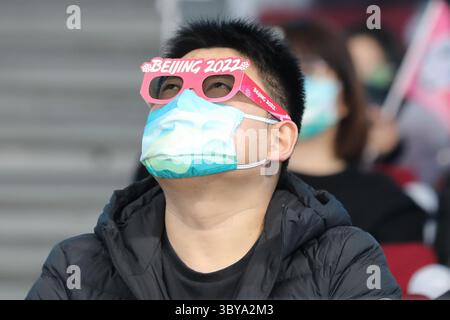 11 février 2022, Beijing, Hebei, Chine : un spectateur chinois portant des lunettes de soleil Beijing 2022 pendant les quarts de finale des éliminatoires féminins de hockey sur glace entre les États-Unis et la République tchèque au Centre sportif de Wukesong le 11 février 2022 à Beijing, Chine (image crédit : © Mickael Chavet/ZUMA Press Wire) Banque D'Images