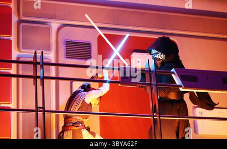 22 février 2022, Lake Buena Vista, FL - Floride, États-Unis : Rey combat Kylo Ren dans le cadre de l'avant-première médiatique de Star Wars Galactic Starcruiser Experience à Walt Disney World le 22 février 2022. (Crédit image : © Ricardo Ramirez Buxeda/Orlando Sentinel/TNS via ZUMA Press Wire) Banque D'Images