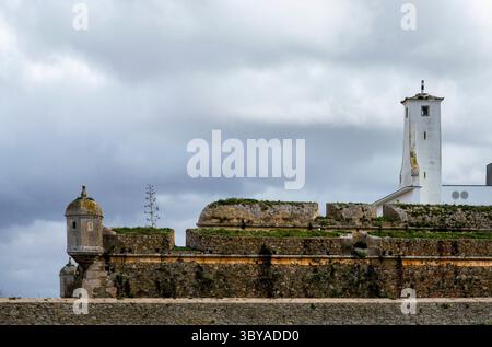 Peniche, Portugal, 9 mars 2025. Vue extérieure des remparts historiques et des tours de forte de Peniche par temps nuageux. Banque D'Images