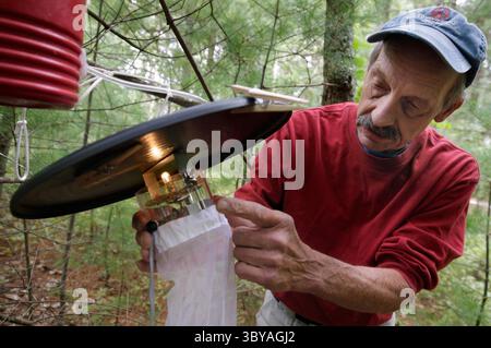 15 octobre 2019, Providence, Rhode Island, USA : ALAN GETTMAN, le coordinateur de la lutte contre les moustiques avec le Département de la gestion de l'environnement de l'État, souligne une petite lumière qui attire les moustiques assez près pour être aspirés dans un piège. Lui et son équipe ont piégé les moustiques pour suivre la propagation de l'EEE, une maladie rare causée par un virus propagé par des moustiques infectés. (Crédit image : © Kris Craig/Providence Journal/TNS via ZUMA Wire) Banque D'Images