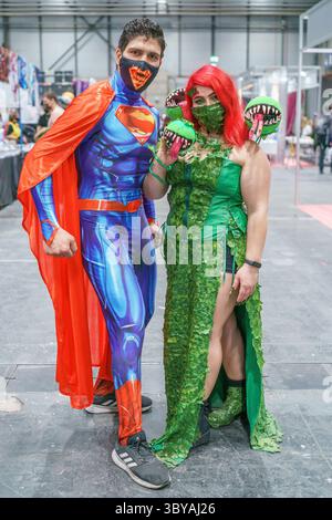 13 février 2022, Madrid, Espagne : Cosplayers pose lors du salon 'Japan Weekend Madrid 2022' à l'IFEMA à Madrid..Japan Weekend est le plus grand événement de culture pop en Espagne, offrant une grande variété d'activités qui rapprochent le public de la culture japonaise et orientale. (Crédit image : © Atilano Garcia/SOPA images via ZUMA Press Wire) Banque D'Images