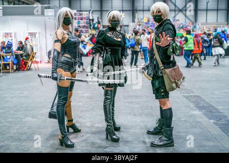 13 février 2022, Madrid, Espagne : Cosplayers pose lors du salon 'Japan Weekend Madrid 2022' à l'IFEMA à Madrid..Japan Weekend est le plus grand événement de culture pop en Espagne, offrant une grande variété d'activités qui rapprochent le public de la culture japonaise et orientale. (Crédit image : © Atilano Garcia/SOPA images via ZUMA Press Wire) Banque D'Images