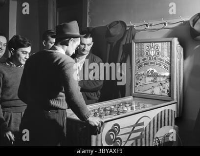 25 septembre 2018, Aliquippa, Pennsylvanie, États-Unis : Groupe d'hommes jouant à Pinball machine au Steelworkers' Serbian Club, Aliquippa, Pennsylvanie, États-Unis, Jack Delano, U.S. Farm Security Administration, U.S. Office of War information Photograph Collection, janvier 1941 (crédit image : © Circa images/Glasshouse via ZUMA Press Wire) Banque D'Images