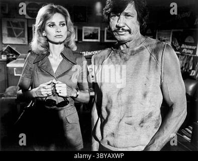 18 juillet 2020, États-Unis : Jill Ireland, Charles Bronson, sur le plateau du film, ''Breakout'', Columbia Pictures, 1975 (crédit image : © JT Vintage/Glasshouse via ZUMA Press Wire) Banque D'Images