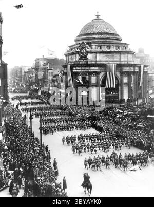 11 janvier 2022, Buffalo, New York, USA : soldats marchant dans la parade après le retour d'Europe à la fin de la première Guerre mondiale, Buffalo, New York, USA, W.H. Brandel, 4 avril 1919 (crédit image : © Circa images/Glasshouse via ZUMA Press Wire) Banque D'Images