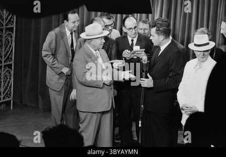 Le dirigeant soviétique Nikita Khrouchtchev, le vice-président américain Richard Nixon et d'autres grillent avec des boissons lors de la visite de Nixon en Union soviétique, Thomas J. O'Halloran, collection de photographies du magazine U.S. News & World Report, juillet 1959 (crédit image : © Circa images/JT Vintage via ZUMA Press Wire) Banque D'Images