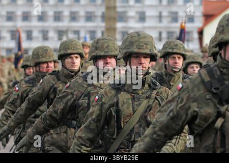 11 février 2022, Bemowo Piskie, Pologne : les soldats des forces terrestres polonaises défilent lors d'une cérémonie de remise à la zone d'entraînement de Bemowo Piskie le 11 février 2022 à Bemowo Piskie, Pologne. Des soldats américains sont déployés en Europe de l’est pour soutenir les alliés de l’OTAN et dissuader l’agression russe contre l’Ukraine. (Crédit image : © Ssgt. Edward Siguenza/Armée américaine/planète Pix via ZUMA Press Wire) Banque D'Images