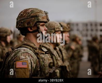 11 février 2022, Bemowo Piskie, Pologne : les soldats de la Garde nationale de l'armée américaine affectés au 3e bataillon du 161e régiment d'infanterie sont en formation lors d'une cérémonie de transfert à la zone d'entraînement de Bemowo Piskie le 11 février 2022 à Bemowo Piskie, Pologne. Les soldats sont déployés en Europe de l’est pour soutenir les alliés de l’OTAN et dissuader l’agression russe contre l’Ukraine. (Crédit image : © Sgt.1c Adrian Patoka/US Army/Planet Pix via ZUMA Press Wire) Banque D'Images