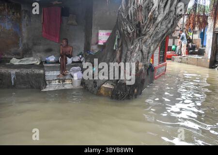 26 juin 2021, Kolkata, Bengale occidental, Inde : la marée haute sur le Gange a provoqué des inondations massives dans diverses parties des zones de basse altitude sur la rive du Gange à Kolkata, Inde , le 26 juin 2021 (crédit image : © Debarchan Chatterjee/ZUMA Press Wire) Banque D'Images