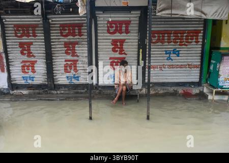 26 juin 2021, Kolkata, Bengale occidental, Inde : un homme attend dans l'eau profonde du genou , que l'eau de crue recule , causée par le débordement du Gange à marée haute à Kolkata , Inde , le 26 juin 2021 (crédit image : © Debarchan Chatterjee/ZUMA Press Wire) Banque D'Images