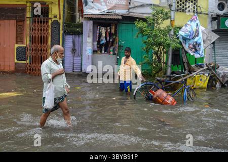 30 juillet 2021, Kolkata, Inde : un homme transporte une bouteille de gaz GPL dans une rue inondée de Kolkata , Inde , le 30 juillet 2021. Les prix des bouteilles de gaz GPL ont augmenté de plus de 140 roupies au cours des 6 derniers mois, en raison de la hausse des prix du pétrole brut (crédit image : © Debarchan Chatterjee/ZUMA Press Wire) Banque D'Images