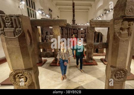17 août 2021, Kolkata, Bengale occidental, Inde : une famille regarde un artefact à l'intérieur du Musée de l'Inde à Kolkata, Inde, le 17 août 2021, alors que les sites touristiques et les destinations ont été autorisés à ouvrir à partir d'aujourd'hui, alors que le confinement a été retiré par le gouvernement du Bengale occidental (crédit image : © Debarchan Chatterjee/ZUMA Press Wire) Banque D'Images