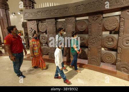 17 août 2021, Kolkata, Bengale occidental, Inde : une famille regarde un artefact à l'intérieur du Musée de l'Inde à Kolkata, Inde, le 17 août 2021, alors que les sites touristiques et les destinations ont été autorisés à ouvrir à partir d'aujourd'hui, alors que le confinement a été retiré par le gouvernement du Bengale occidental (crédit image : © Debarchan Chatterjee/ZUMA Press Wire) Banque D'Images