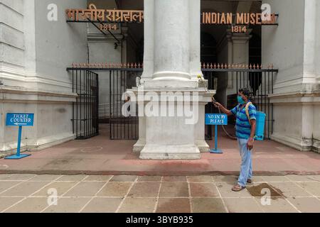17 août 2021, Kolkata, Bengale occidental, Inde : un travailleur désinfecte l'entrée du musée indien de Kolkata, Inde, le 17 août 2021, avant son ouverture au grand public (crédit image : © Debarchan Chatterjee/ZUMA Press Wire) Banque D'Images