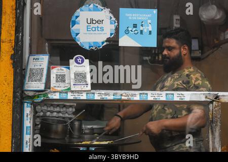 16 novembre 2021, Kolkata, Inde : code QR GPAY et Paytm vu dans un magasin d'alimentation à Kolkata, Inde , le 16 novembre 2021 . Les transactions de paiement numérique ont grimpé à plus de 100% en Inde pour atteindre 3,5 milliards de transactions en octobre 2021 , ce qui a entraîné un flux de trésorerie de plus de 6,3 trillions de roupies (image de crédit : © Debarchan Chatterjee/ZUMA Press Wire) Banque D'Images