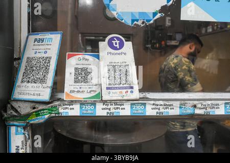 16 novembre 2021, Kolkata, Inde : code QR GPAY et Paytm vu dans un magasin d'alimentation à Kolkata, Inde , le 16 novembre 2021 . Les transactions de paiement numérique ont grimpé à plus de 100% en Inde pour atteindre 3,5 milliards de transactions en octobre 2021 , ce qui a entraîné un flux de trésorerie de plus de 6,3 trillions de roupies (image de crédit : © Debarchan Chatterjee/ZUMA Press Wire) Banque D'Images
